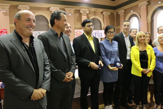 de gauche à droite : Léo Battesti, François Tatti, Pierre-Noël Luiggi, Vishy Anand, Hou Yifan, Gilles Simeoni, Cyril Humeau, Emmanuelle Degentili, Ivana Polisini, Marie-France Giovanangelli, Albert Fusella de gauche à droite : Léo Battesti, François Tatti, Pierre-Noël Luiggi, Vishy Anand, Hou Yifan, Gilles Simeoni, Cyril Humeau, Emmanuelle Degentili, Ivana Polisini, Marie-France Giovanangelli, Albert Fusella