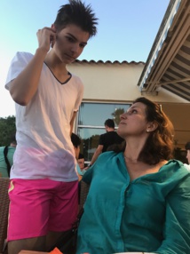 La président de l'ECA vérifie les dernières variantes avec son fils Albert Tomasi... La président de l'ECA vérifie les dernières variantes avec son fils Albert Tomasi...