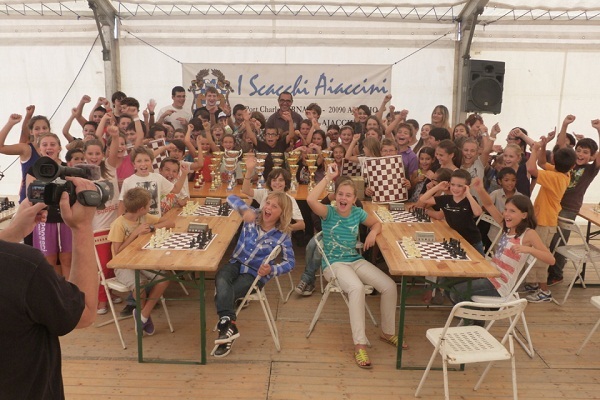 Ghjustra Linguimondi: A festa di I scacchi e di a lingua corsa