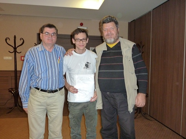 Michael en compagnie de l'arbitre Miklos Orso et du directeur du Tournoi Nagy Laszlo