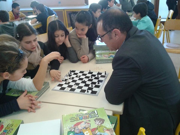 Des jeux d'échecs pour les enfants de l'école Marcellesi de Portivechju