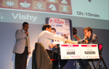 Akkha a arbitré à plusieurs reprises Vishy Anand Akkha a arbitré à plusieurs reprises Vishy Anand