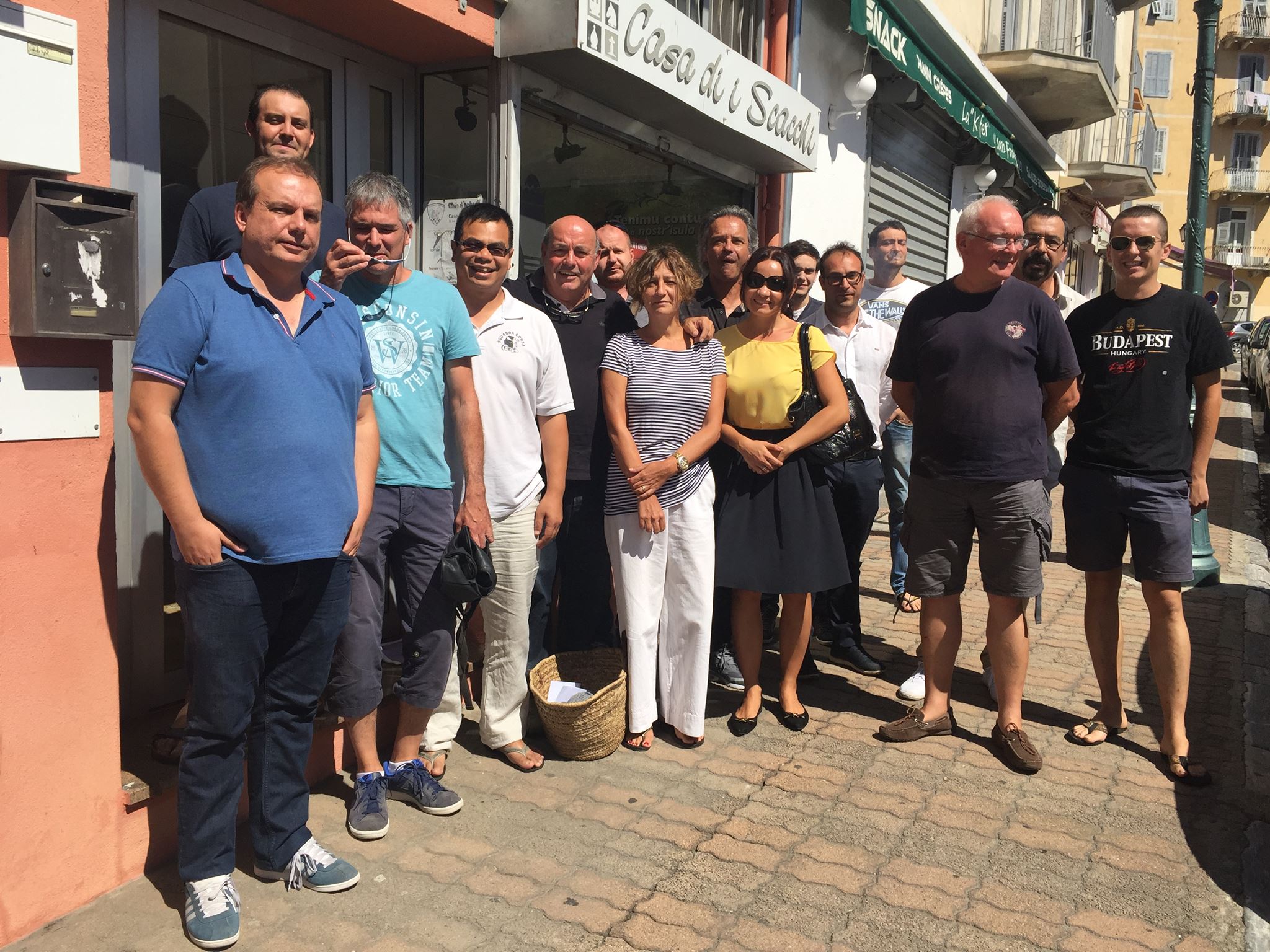 Les formateurs et leur président devant la "Casa di i Scacchi" de Corti Les formateurs et leur président devant la "Casa di i Scacchi" de Corti