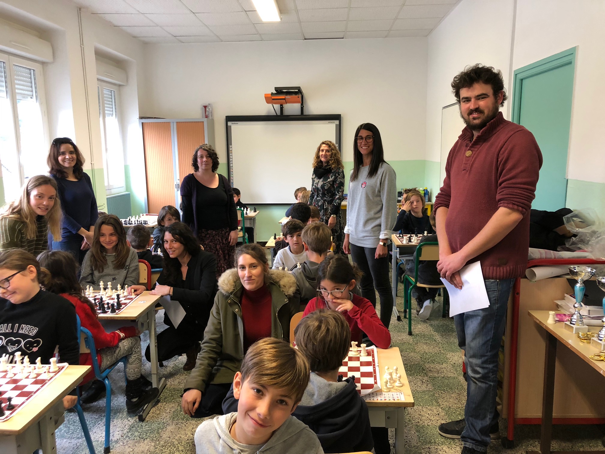 Quelques enfants du tournoi entourés des professeurs d'école et des formateurs