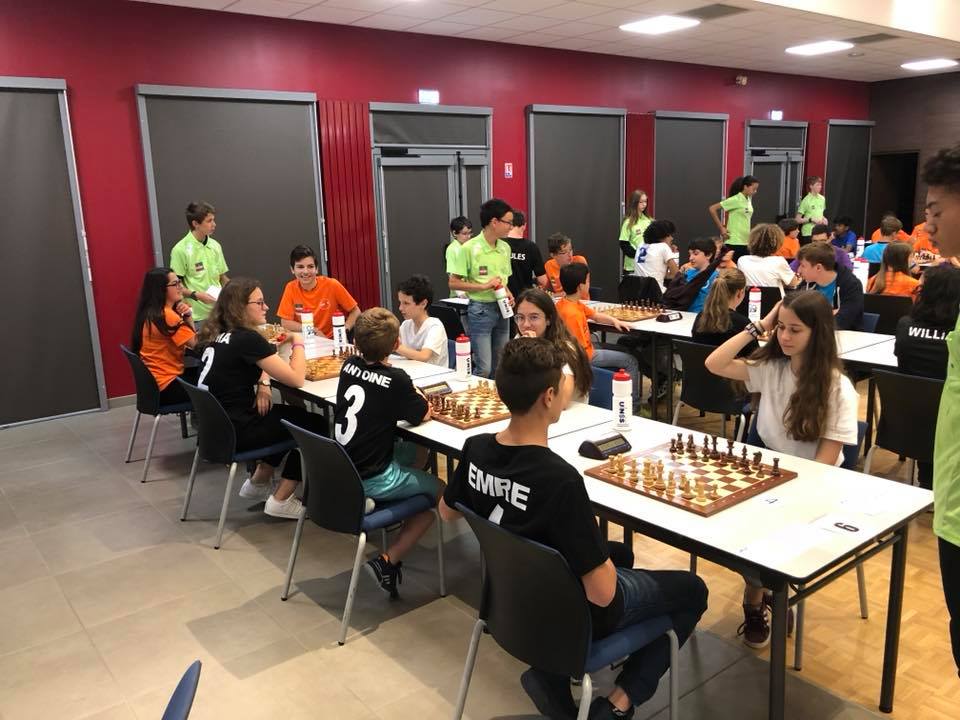 Les jeunes arbitres portent un maillot vert, les jeunes coachs portent un maillot orange et les joueurs un maillot propre à leur équipe.