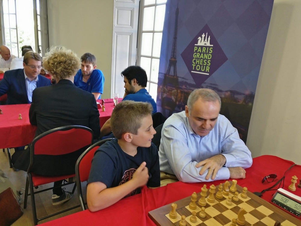 Marc'Andria donne des conseils à un Garry Kasparov qui découvre le "Blitz à 4" !