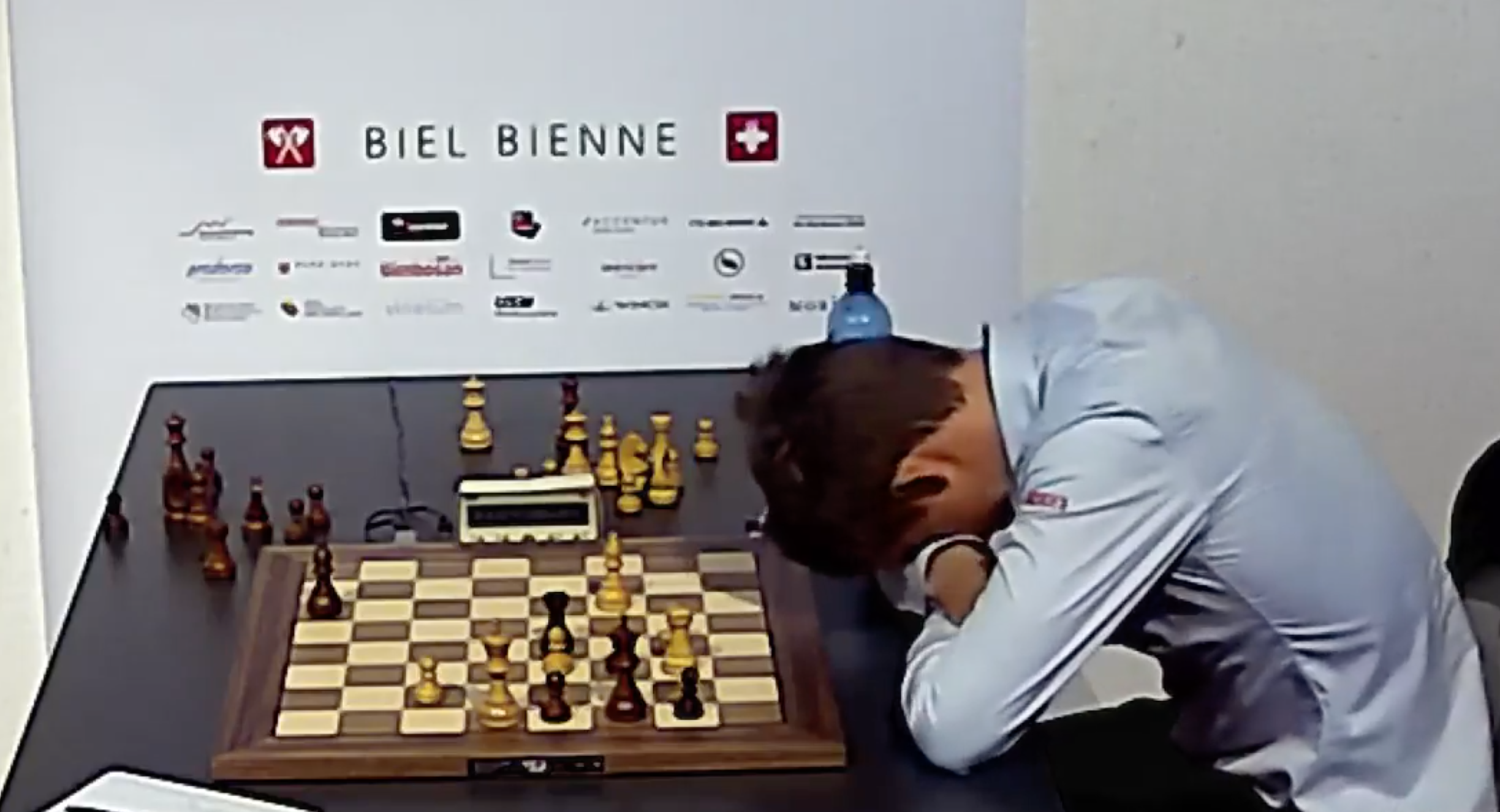 The star of the next Corsican Circuit beats Carlsen and wins the Biel Grandmaster a round before the end!