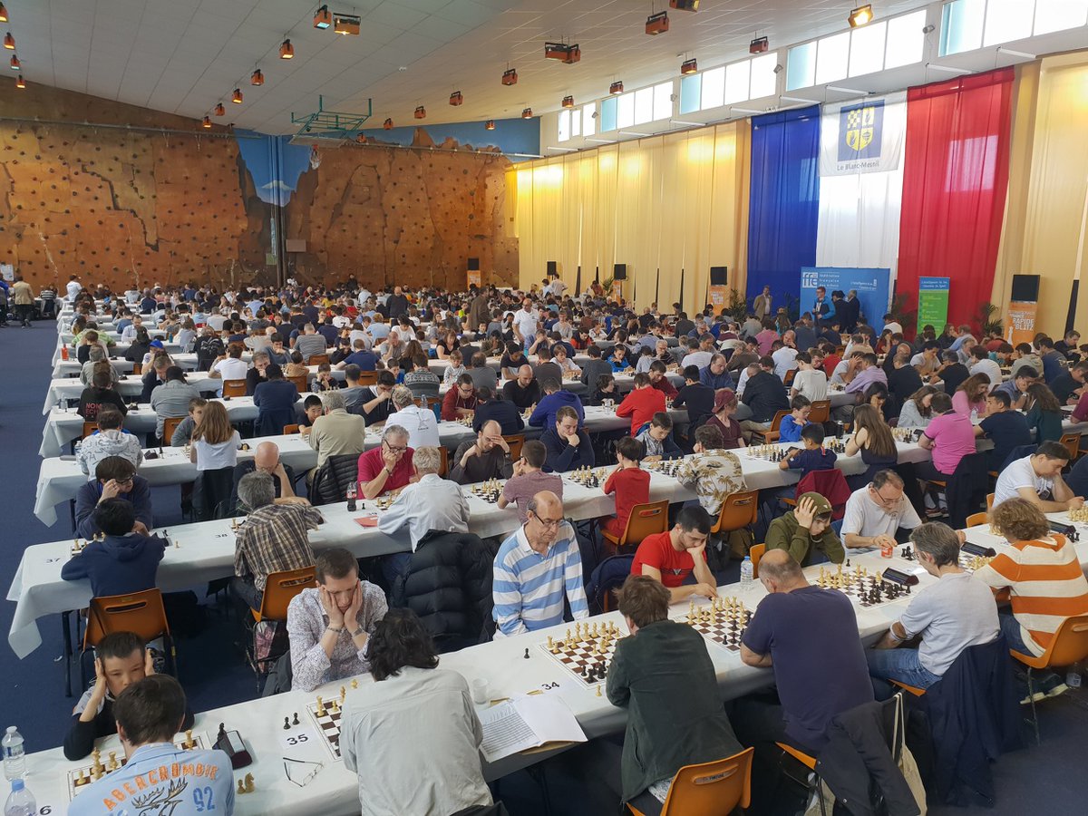 Les 4 premiers échiquiers des Internationaux de France d'échecs se déroulent sur l'estrade, devant plus de 500 autres participants, et les coups sont diffusés en direct sur Internet