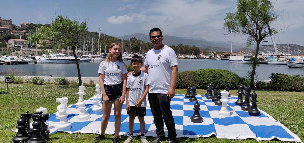Elora Micheli, Apollo Deladerriere et le coach Akkha Vilaisarn en direct de Portivechju. Manque sur la photo Marc Andria Maurizzi en compétition en Italie