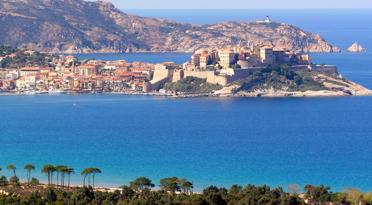 Jouer à quelques mètres de l'une des plus belles plages de la méditerranée.... C'est ce que vous proposent les organisateurs du 17e open de parties rapides qui aura lieu le 9 mai à Calvi.