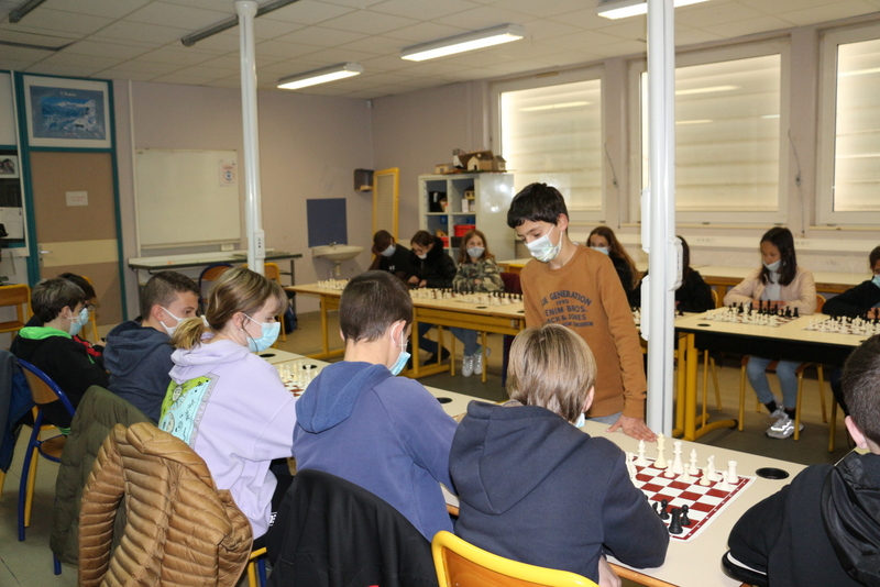 À Bunifaziu, Raphael Lovichi joue en simultanée face à 21 collégiens et gagne !