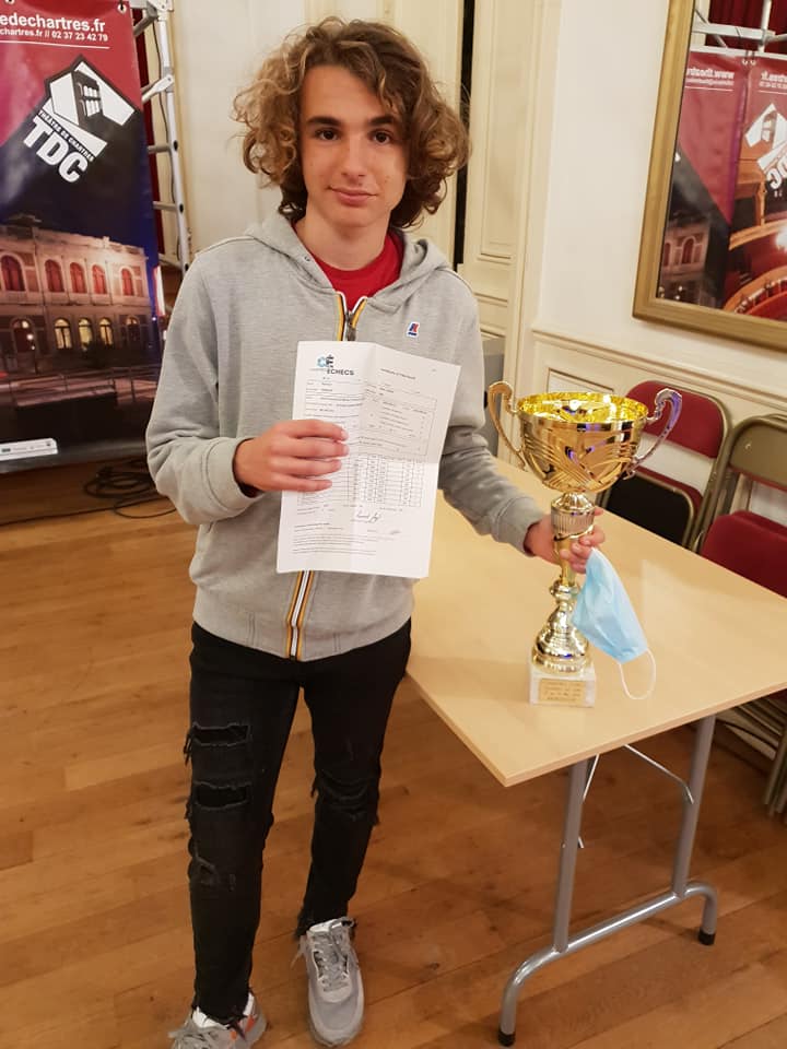 Marc'Andria tient dans ses mains la coupe du vainqueur et aussi l'attestation de sa 3e norme de GM