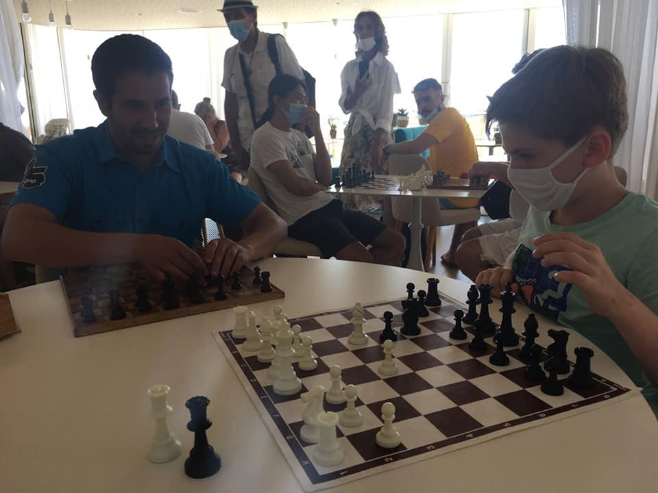 Les joueurs malvoyants avancent leurs pions à Purtichju ! Les joueurs malvoyants avancent leurs pions à Purtichju !