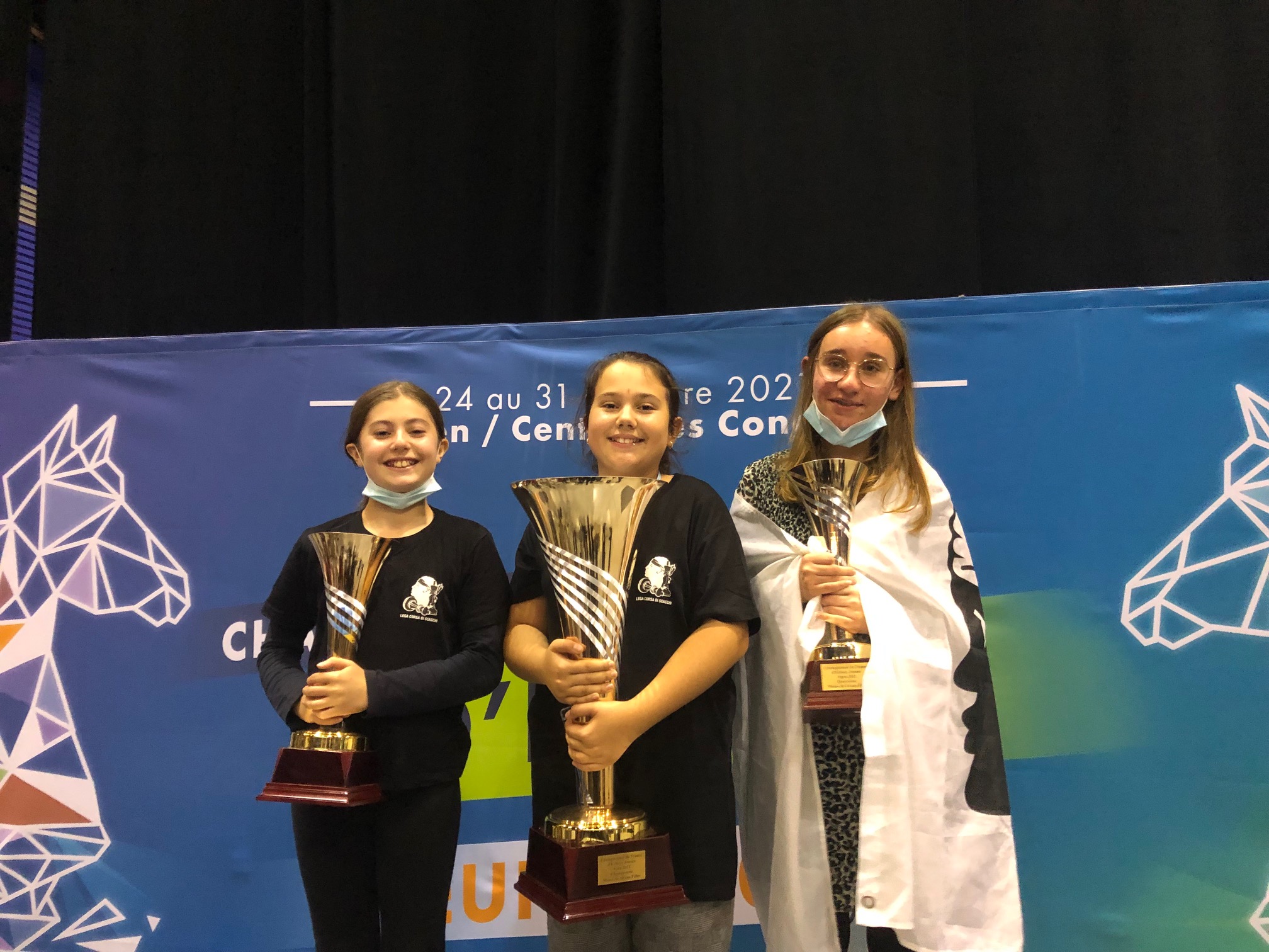 Laura Neel (au centre) championne de FrancLaura Neel championne de France U10, entourée de Cerise Castagnerol 4e en U10F ( à gauche) et de  Elora Micheli 4e en U14F ( à droite)