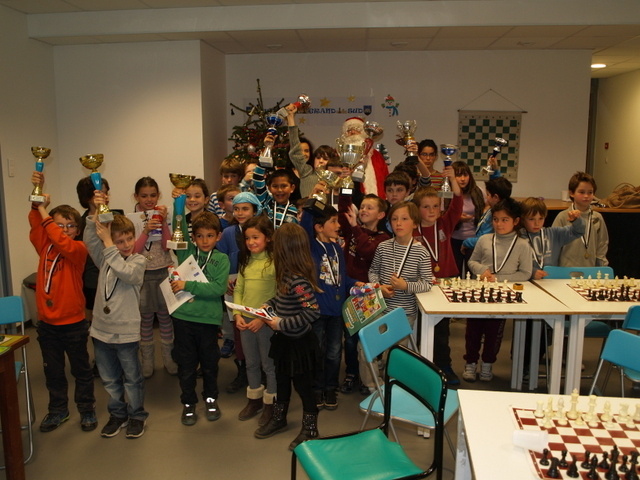 I club isulani anu festighjatu à Natale