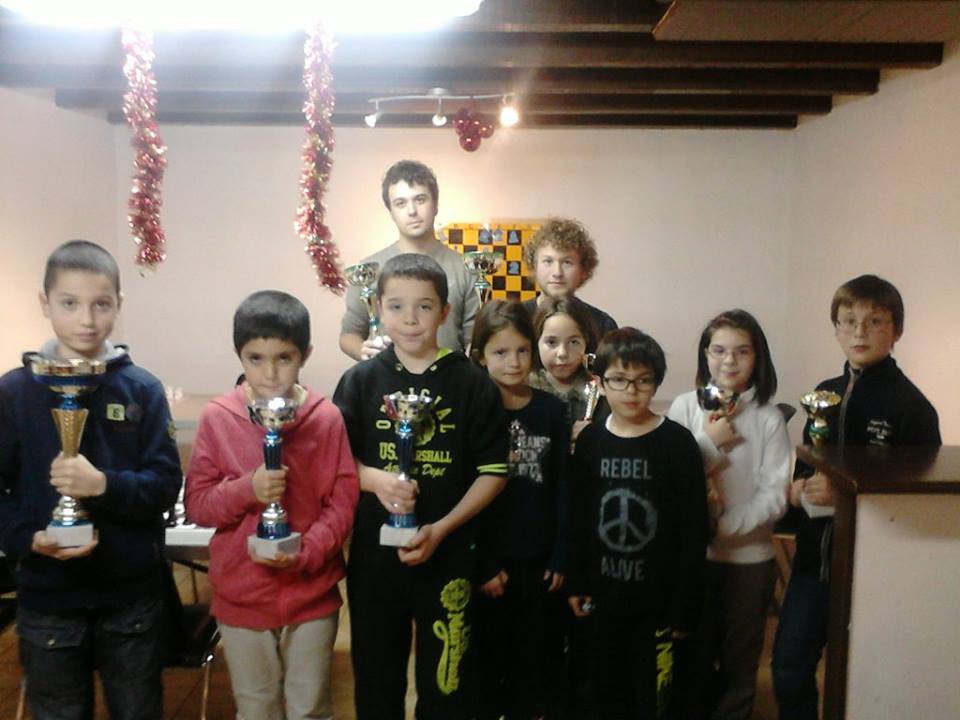 I club isulani anu festighjatu à Natale