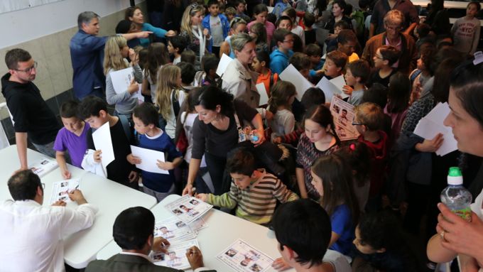 Séance d'autographe pour la joie de centaines d'enfants