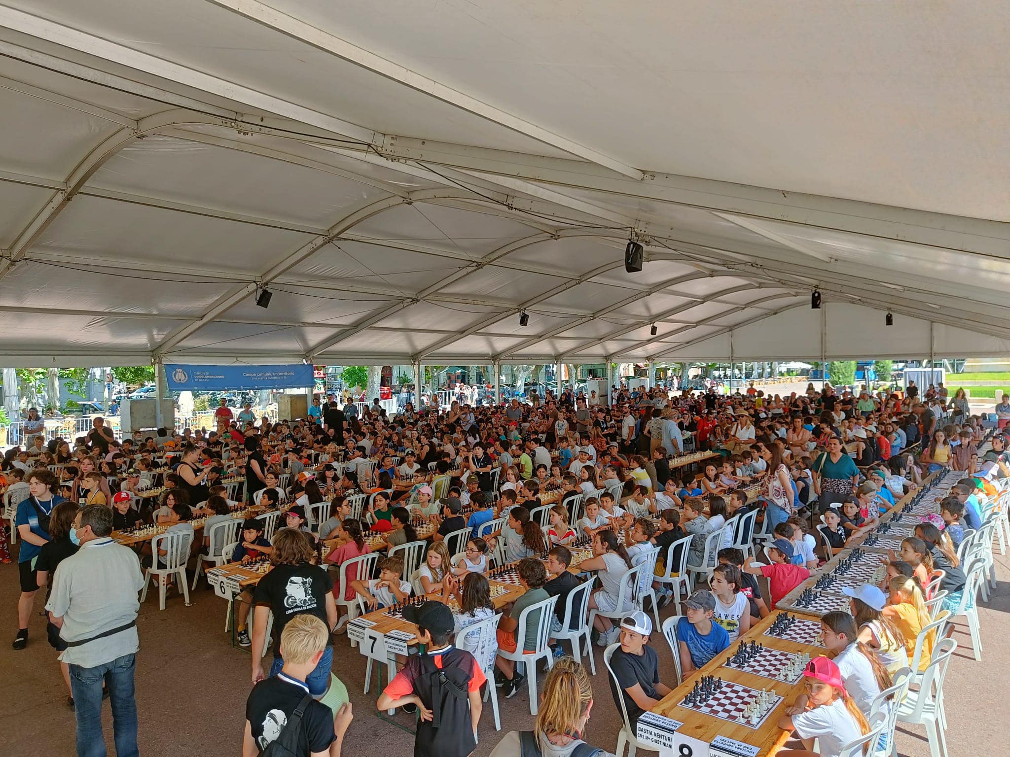 Avec le soutien de la Collectivité de Corse, de la mairie de Bastia, de la CAB et, bien sûr, de l'Académie de Corse, cette manifestation a lieu sur la place Saint Nicolas à Bastia, et nécessite des moyens considérables : 3 chapiteaux, 450 échiquiers, 40 arbitres, 30 bénévoles...