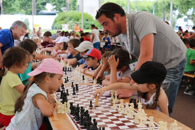 Le champion de Corse conseillant des enfants, tout un symbole de la politique de la ligue