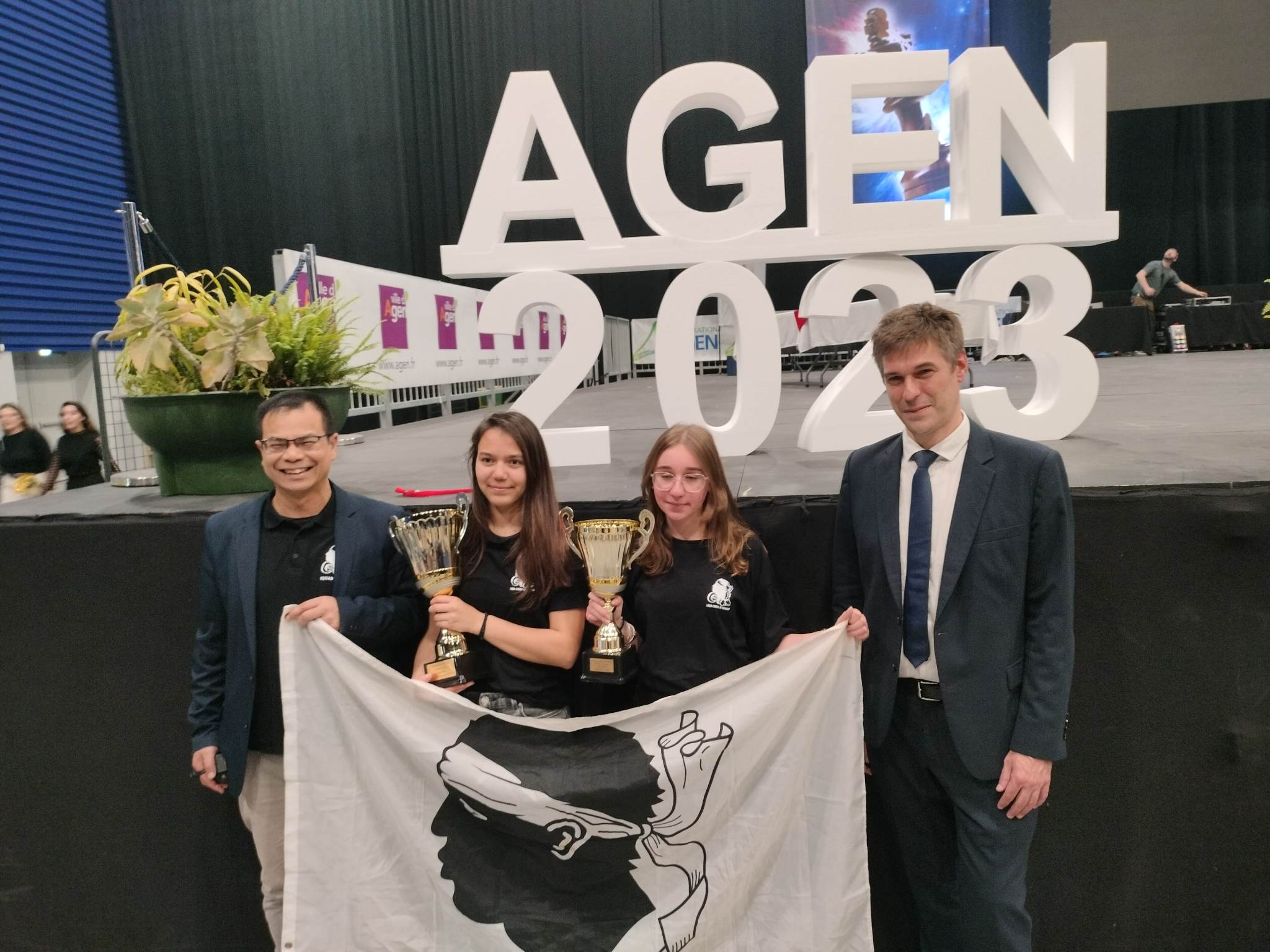 Eloi Relange, président de la Fédération Française des échecs a chaleureusement félicité la délégation Corse pour ses résultats. Eloi Relange, président de la Fédération Française des échecs a chaleureusement félicité la délégation Corse pour ses résultats.
