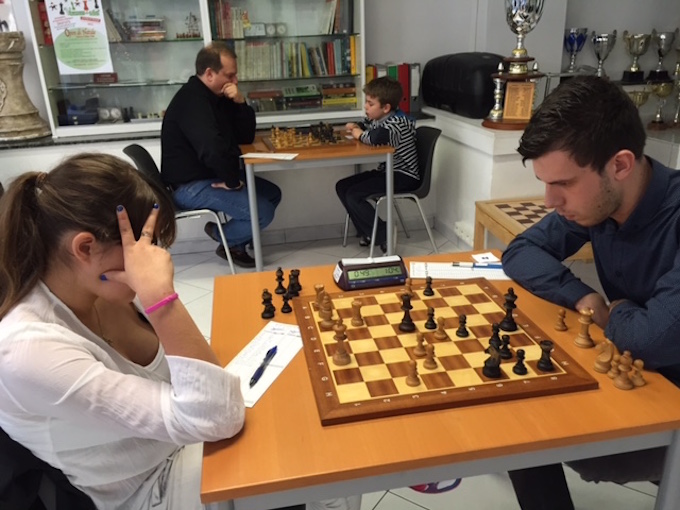 L'un des meilleurs ajacciens, Serge Guillermart, vient défier les bastiais nous confiant "J'aime prendre des risques, chaque année je perds une bonne vingtaine de points elo dans ce tournoi en m'inclinant contre des jeunes de 10 ans !". Saluons le courage ! L'un des meilleurs ajacciens, Serge Guillermart, vient défier les bastiais nous confiant "J'aime prendre des risques, chaque année je perds une bonne vingtaine de points elo dans ce tournoi en m'inclinant contre des jeunes de 10 ans !". Saluons le courage !