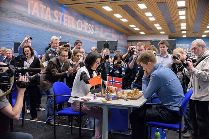 R7, Le choc des champions du monde : Hou Yifan et Magnus Carlsen