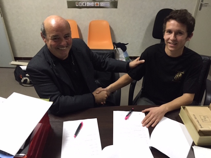 Signature à Aiacciu d'un contrat liant le jeune formateur à la Ligue