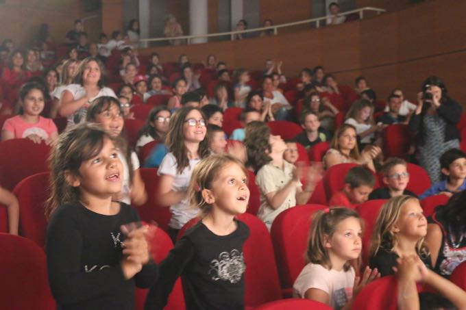 Des enfants émerveillés par le spectacle !