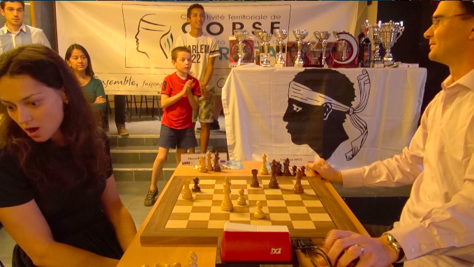 La chess Queen, ancienne championne du monde, n'en revient pas. Alexandra Kosteniuk vient de perdre pour 2 secondes. Quel goujat ce Loek Van Wely !