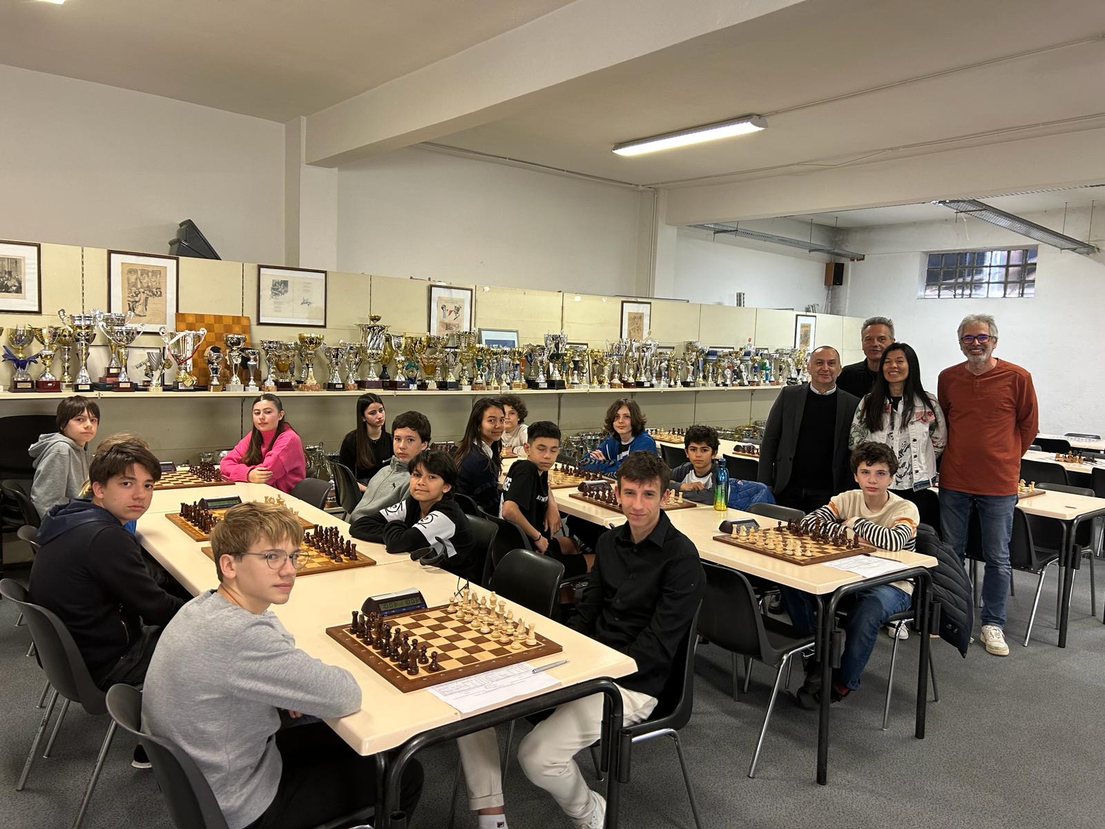 Les jeunes ont rivalisé de coups stratégiques et tactiques, sous les regards attentifs de M. Nicolaï, principal du collège Giraud, de Bi Deladerriere, responsable coordinatrice des échecs UNSS pour la ligue, de Gerald Murcia et de Jean-Marie Mariotti, formateurs respectivement au collège Giraud et au Lycée Giocante de Bastia.