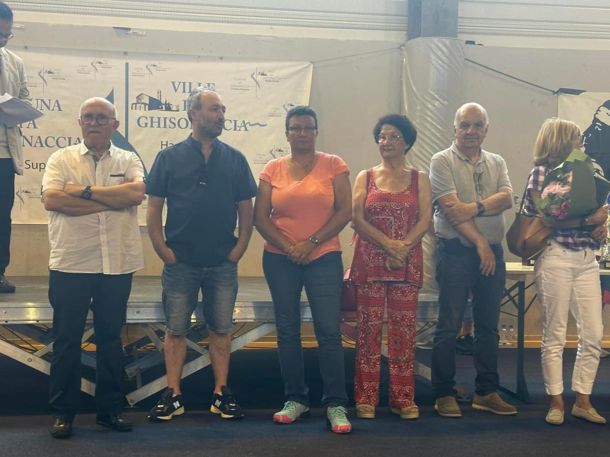 Akkha Vilaisarn Président de la Ligue Corse des Echecs en présence de : M. Giudici maire de Ghisonaccia, M. Tiberi maire de Ventiseri, M. Rocchi maire de Prunelli représenté par M. Barboni, ainsi que Mme Saez Ricciardi et M. Luciani représentant la commune d'Aleria.