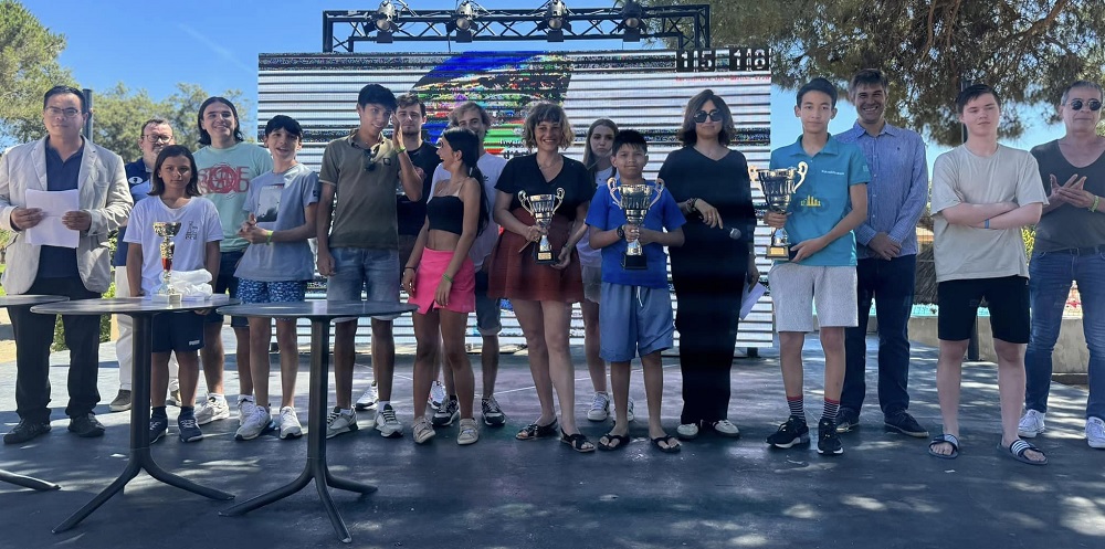 Le podium des moins de 2000 elo: Au centre, posant avec leurs trophées : Caroline Coriat, Hélio Deladerrière et le vainqueur Alikhan Daulet. Le podium des moins de 2000 elo: Au centre, posant avec leurs trophées : Caroline Coriat, Hélio Deladerrière et le vainqueur Alikhan Daulet.