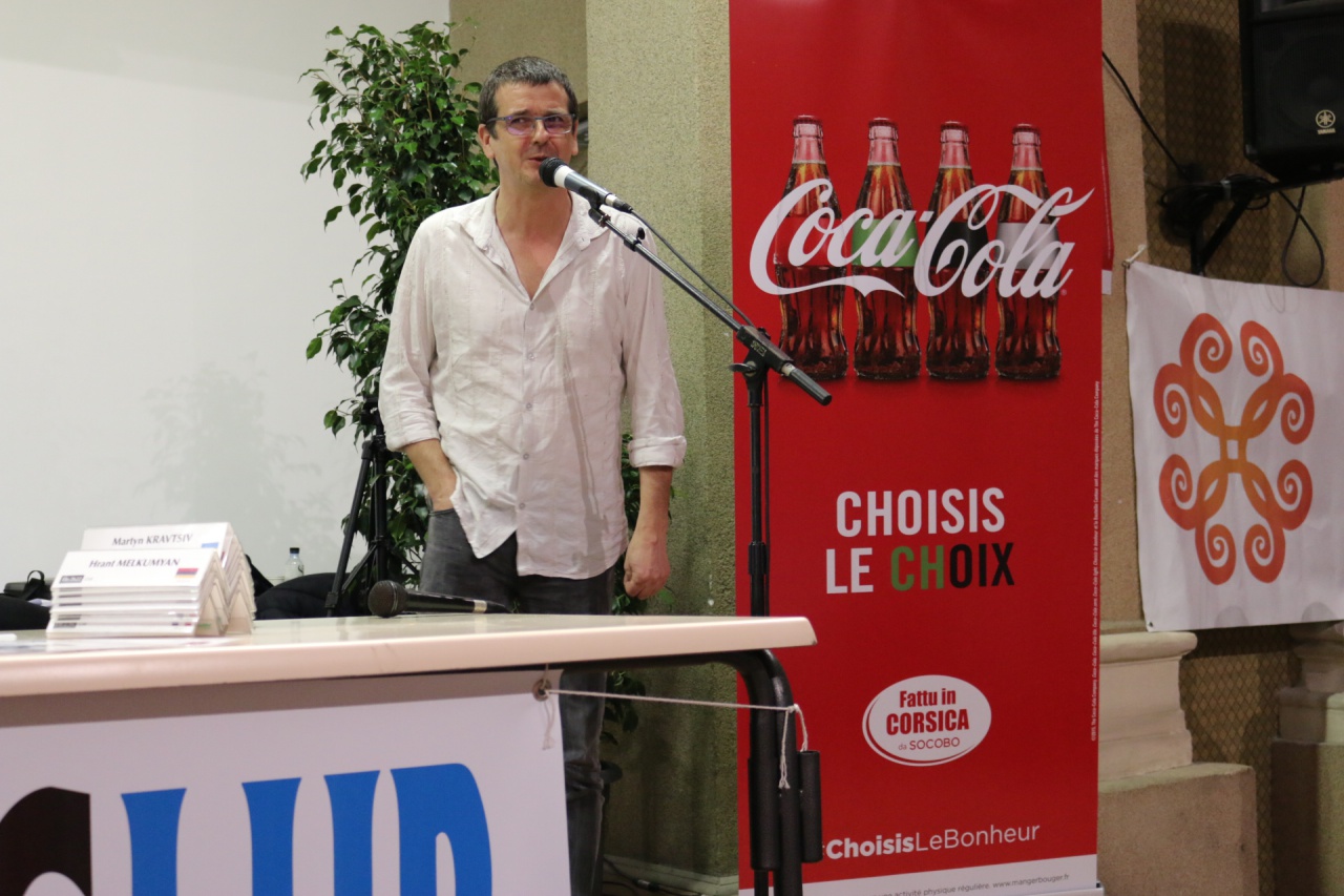 Le Président du Corsica Chess Club, le tonique Jean-Claude Morison, a donné le coup d'envoi du Blitz Coca Cola