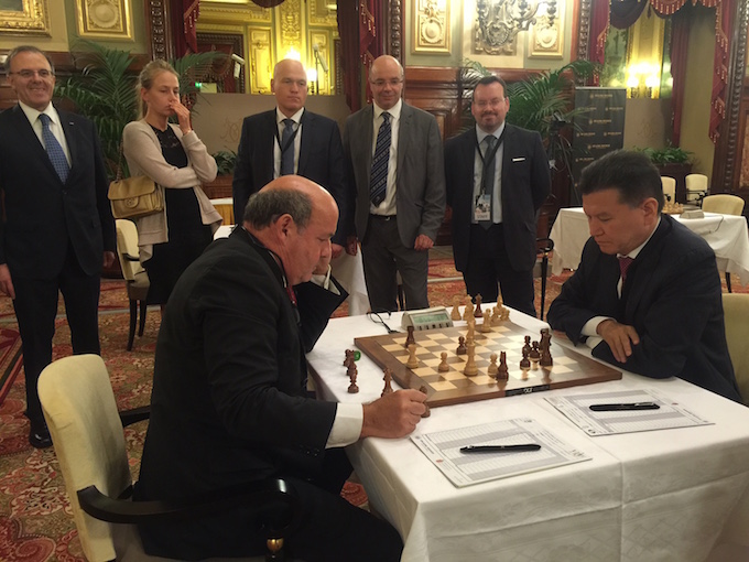 Sous le regard du Directeur du Casino et de l'organisateur Sous le regard du Directeur du Casino et de l'organisateur