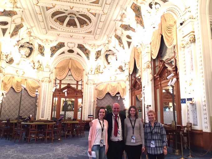 Entouré de la championne du Monde, Mariya Muzychuk et de sa famille dans les superbes salons du Casino Entouré de la championne du Monde, Mariya Muzychuk et de sa famille dans les superbes salons du Casino