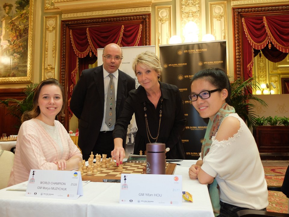 Hou Yifan a aisément défait la championne du Monde  Mariya Muzychuk et émerveillé Jean-Michel Rapaire. L'organisateur monégasque jouera aussi à Bastia avec de belles ambitions ! Hou Yifan a aisément défait la championne du Monde  Mariya Muzychuk et émerveillé Jean-Michel Rapaire. L'organisateur monégasque jouera aussi à Bastia avec de belles ambitions !