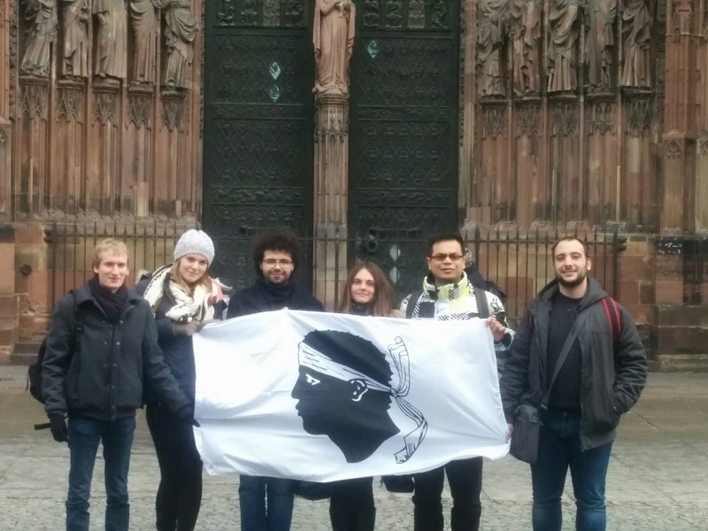 A squadra corsa devant la cathédrale de Strasbourg