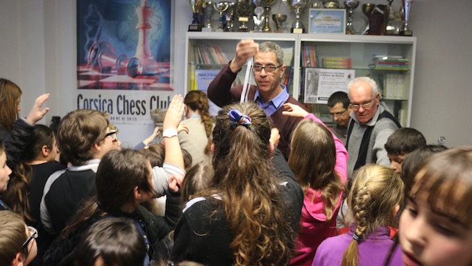 Le nouveau maire de Bastia, Pierre Savelli, distribuant des médailles aux enfants