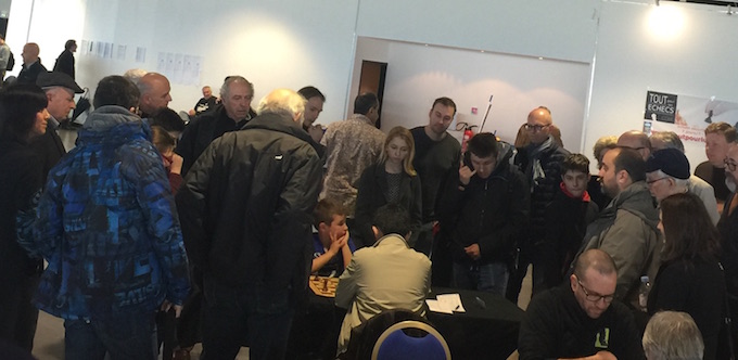 De nombreux joueurs agglutinés autour de la table de Marc'andria qui va battre le leader du tournoi !