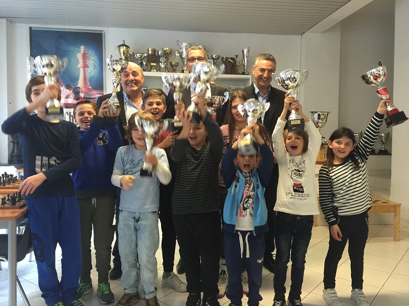 Les champions en compagnie de Léo Battesti, de Pierre Savelli, maire de Bastia et de Serge Linale Adjoint à la cohésion sociale Les champions en compagnie de Léo Battesti, de Pierre Savelli, maire de Bastia et de Serge Linale Adjoint à la cohésion sociale
