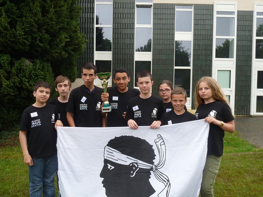 L'équipe de Giraud vice-Championne de France des collèges. De gauche à droite : de (gauche à droite) de  Filipe Cardoso de Lima, Lucas Bunoust, Julien Morison, Nabil Bouslimi, Axel Brunel, Elise Tomasi, Baptiste Roux et Chjara Dussert.